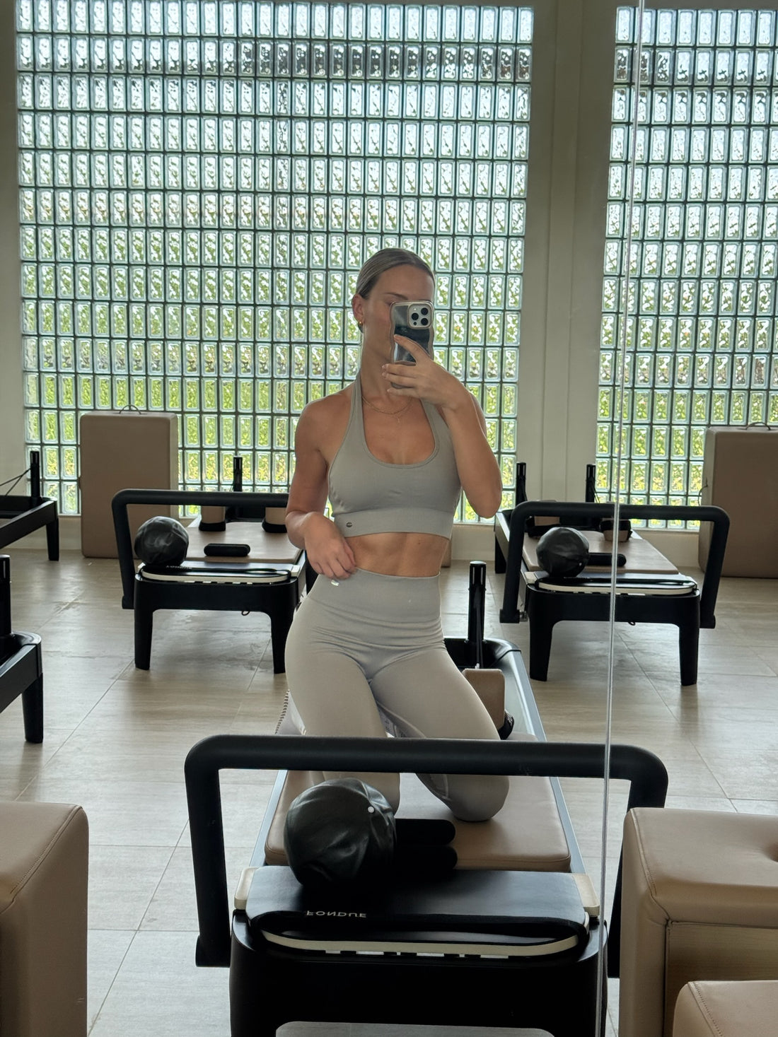 Seamless Halter Neck Sports Bra Greige