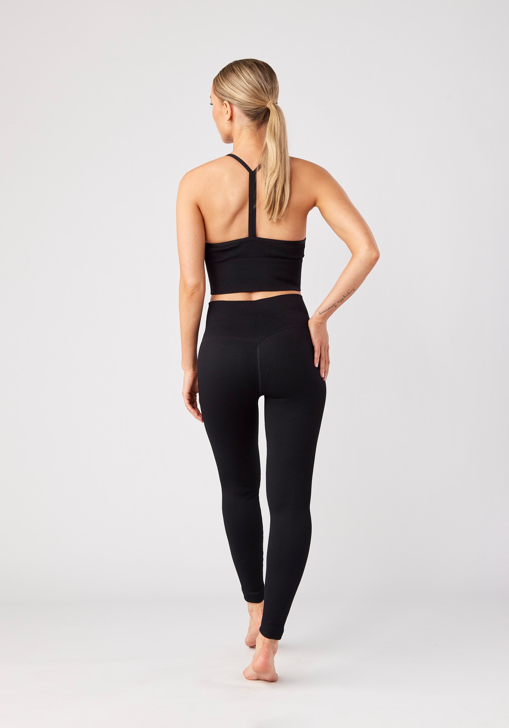 Ribbed Seamless V Sports Bra Black