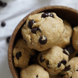närbild på cookie dough bollar som ligger i en skål