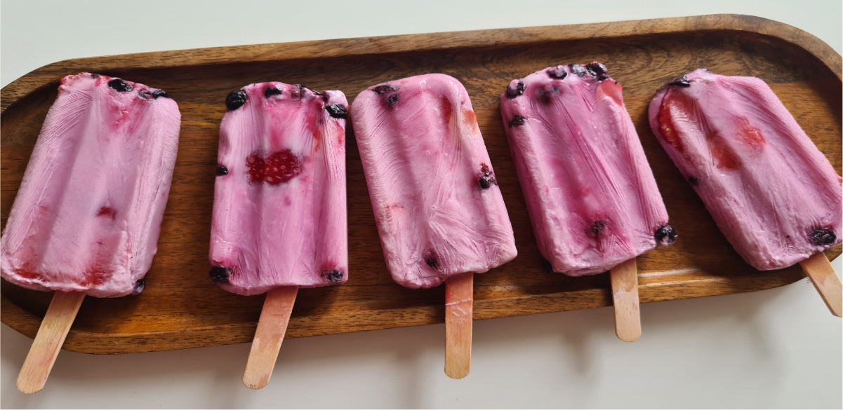 5 stycken grekisk yoghurtglassar med bär på pinne