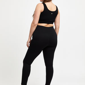 tjej poserar i svarta seamless leggins från DOM